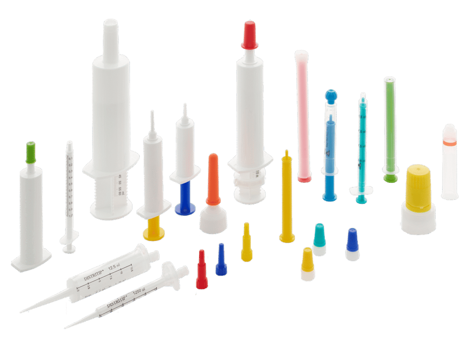 Eine Vielzahl von weißen medizinischen Plastikspritzen, Pipetten und bunten Spritzenkappen und -spitzen sind aufrecht vor einem weißen Hintergrund angeordnet.