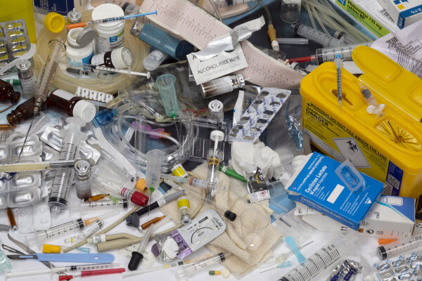 After every operation, a bag full of packaging waste is left behind © envato