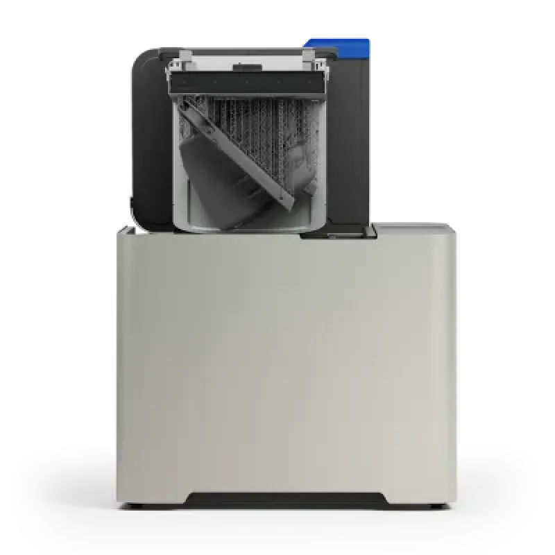 Ein 3D-Drucker mit einer geöffneten Frontplatte, die die Baukammer freilegt und ein teilweise gedrucktes Objekt und interne Komponenten zeigt, vor einem schlichten weißen Hintergrund.
