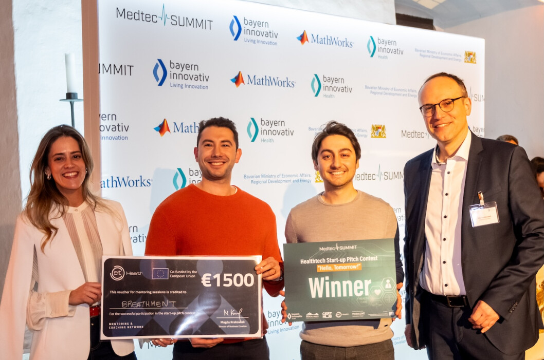 Beim Medtec Summit 2025 in Nürnberg konnten sich Baturay Yalvaç und Elçin Can Çavuşoğlu über den Gewinn des Start-up Pitch Contests freuen. © Breathment GmbH