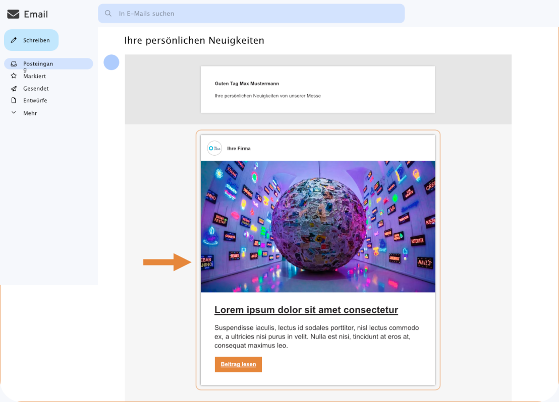 Auf einem Computerbildschirm wird eine E-Mail-Oberfläche auf Deutsch angezeigt. Die hervorgehobene E-Mail enthält das Bild eines großen, mit Aufklebern bedeckten Globus in einem lebhaften Raum voller bunter Bildschirme und Lichter. Ein orangefarbener Pfeil zeigt auf die E-Mail.