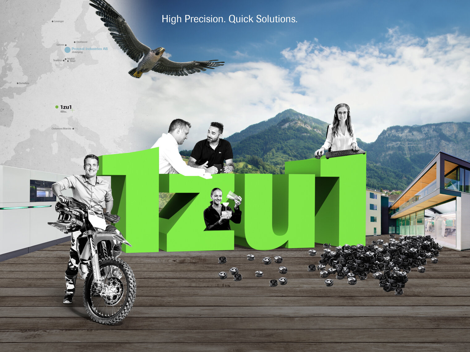 Eine digital bearbeitete Szene mit Menschen, die um große grüne 1zu1-Buchstaben herum interagieren, einer Karte im Hintergrund, einem fliegenden Falken, einem Mann auf einem Motorrad, einer Frau mit einem 3D-Drucker und Bergen unter einem bewölkten Himmel.