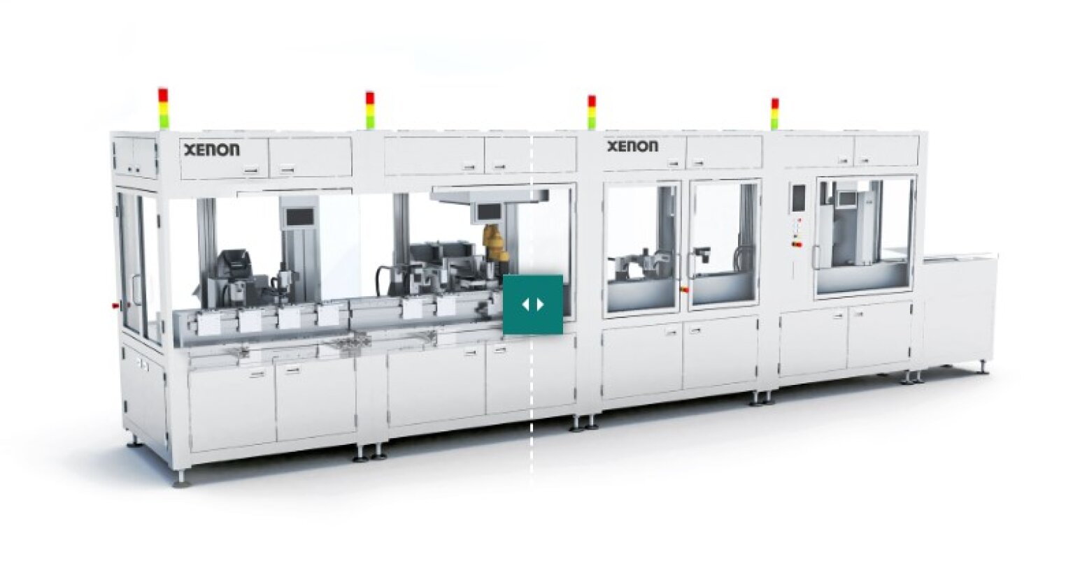 Eine weiße automatisierte Industriemaschine mit Glaspaneelen und der Aufschrift XENON, mit Roboterarmen und Kontrollleuchten auf der Oberseite, konzipiert für Fertigungs- oder Fließbandprozesse.