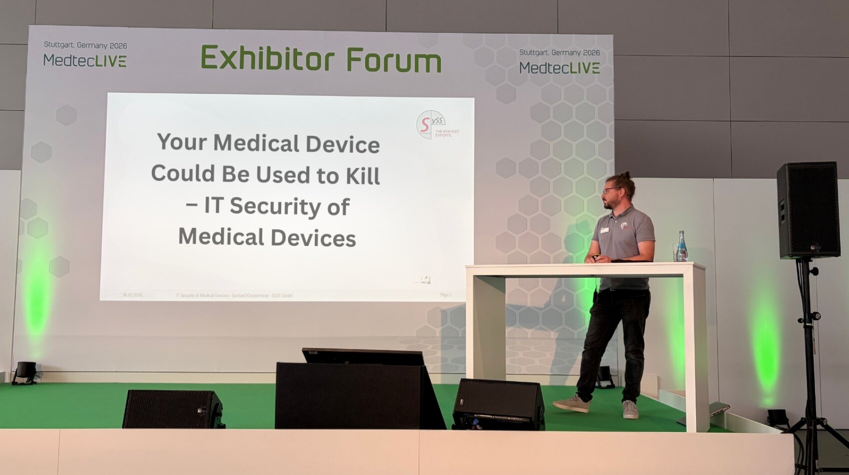 Syss: Embedded-Security-Analysen für vernetzte Medizinprodukte  Smarte Prothesen mit Bluetooth-Anbindung, Beatmungsgeräte oder vernetzte OP-Installationen – wer Medizingeräte heute mit Konnektivität ausstattet, öffnet zwangsläufig auch Angriffsflächen. Genau dort setzt der Tübinger IT-Sicherheitsspezialist Syss an, der auf der MedtecLIVE 2026 erstmals gezielt die Medizintechnikbranche adressierte.  Syss gliedert seine Arbeit in hochspezialisierte Teams – für Webapplikationen, Cloud-Infrastrukturen, mobile Apps, Büro- und Produktionsnetzwerke sowie dediziert für Embedded Systems. Letzteres ist die Schnittstelle zur Medizintechnik: Die Embedded-Security-Analysen umfassen externe Schnittstellen per Kabel und Funk, intern verbaute Komponenten wie SoCs, Mikrocontroller und Speicherbausteine sowie zugehörige Backend-Systeme. Dabei kommen sowohl klassische Penetrationstests als auch Code-Reviews und begleitende Beratung ab der Produktplanungsphase zum Einsatz.  Schwachstellen-Report für Audits und Zertifizierung  Das Ergebnis ist ein detaillierter Schwachstellen-Report, der als dokumentiertes Prüfergebnis sowohl Auditoren wie auch Zertifizierungsstellen als Nachweis dient und konkrete Verbesserungsmaßnahmen aufzeigt. Dabei hält Syss bewusst Distanz zur Lösungsentwicklung: Um Interessenskonflikte zu vermeiden, prüft das Unternehmen ausschließlich – entwickelt aber nicht.  Für IT-Security Consultant Gerhard Klostermeier, der als ethischer Hacker auch einen Vortrag auf dem Exhibitor-Forum hielt, zeigte sich in den zahlreichen Gesprächen auf der MedtecLIVE ein deutliches Bild: Insbesondere mittelständische Gerätehersteller mit jahrzehntelanger Erfahrung stehen heute vor der Herausforderung, erstmals Konnektivität in ihre Produkte zu integrieren – und suchen Orientierung, wie das regulatorisch und sicherheitstechnisch korrekt gelingt. Große Hersteller hingegen kamen routiniert mit dem nächsten Projekt in der Tasche: Für sie ist der Pentest vor einem neuen Produktrelease ein längst etablierter Prozessschritt.