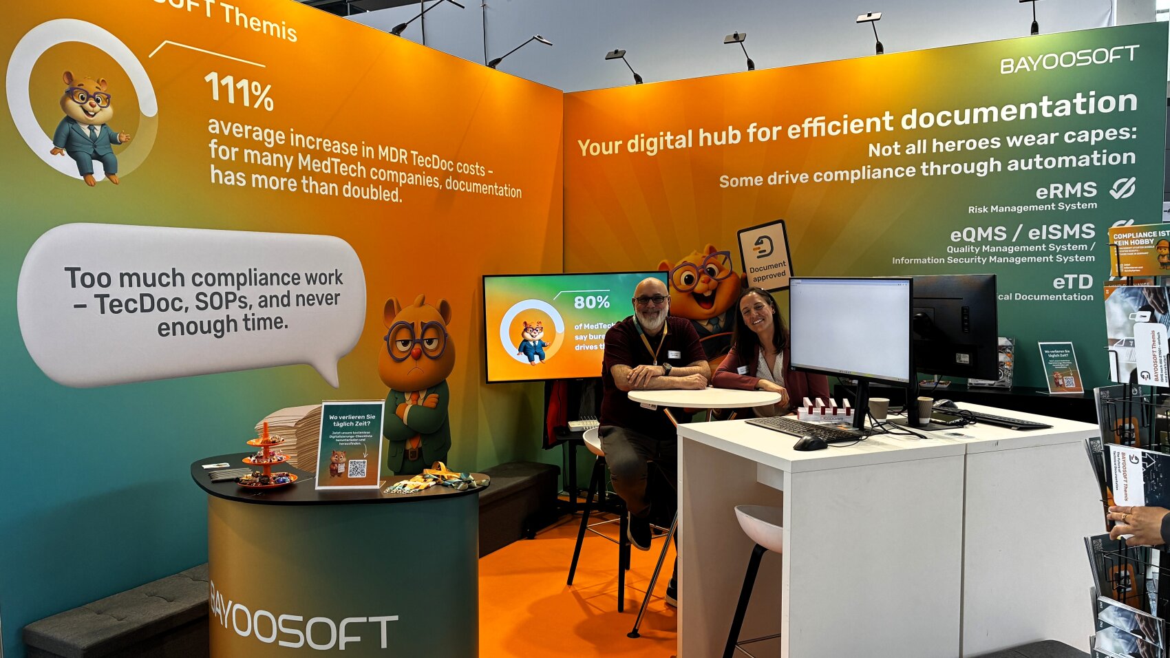 Bayoosoft Themis: Single-Source-of-Truth für die MDR-Regularien  Wer als Medizingerätehersteller heute MDR- und IVDR-Konformität nachweisen muss, kämpft oft gegen dasselbe Problem: Entwicklungsabteilung, Regulatorik und Qualitätsmanagement arbeiten in getrennten Tools, koordinieren über E-Mail und pflegen dieselben Informationen redundant in mehreren Dokumenten. Genau diesen Silo-Ansatz löst Bayoosoft Themis ab – eine validierte SaaS-Plattform, die der Compliance-Softwarespezialist auf der MedtecLIVE 2026 als zentrales Messethema präsentierte.  Vernetzte Informationen statt Dokumentenstapel  Themis bildet die gesamte regulatorische Prozesskette in einer Plattform ab: technische Dokumentation nach MDR/IVDR, Risikomanagement nach ISO 14971, Requirements Engineering, Usability Engineering nach IEC 62366, eQMS nach ISO 13485 sowie ISMS nach ISO 27001. Das Kernprinzip ist das Single-Source-of-Truth-Modell: Informationen werden nicht als Dokumente, sondern als vernetzte Tasks abgelegt und miteinander verknüpft. »Ändert sich eine regulatorische Anforderung, sind alle betroffenen Dokumente und Prozesse automatisch verlinkt und der zuständige Mitarbeiter erhält einen direkten Handlungshinweis«, erklärt Ralf Schall von Bayoosoft. Per Knopfdruck lasse sich so die vollständige technische Dokumentation für die Benannte Stelle exportieren.  Eine weitere Funktion adressiert die Zuliefererkette: Externe Prüflabore – etwa für EMV-Tests – lassen sich direkt über die Plattform task-basiert einbinden. Das Labor erhält eine automatische Benachrichtigung, stellt den Prüfbericht direkt in Themis bereit, ohne E-Mail-Verkehr oder manuelle Übergaben. Als SaaS-Lösung übernimmt Bayoosoft dabei die Software-Validierung für den Medizingerätehersteller vollständig – der IT-Aufwand beim Anwenderunternehmen ist laut Schall minimal. Die Infrastruktur ist nach ISO 27001 und TÜV-SÜD zertifiziert.