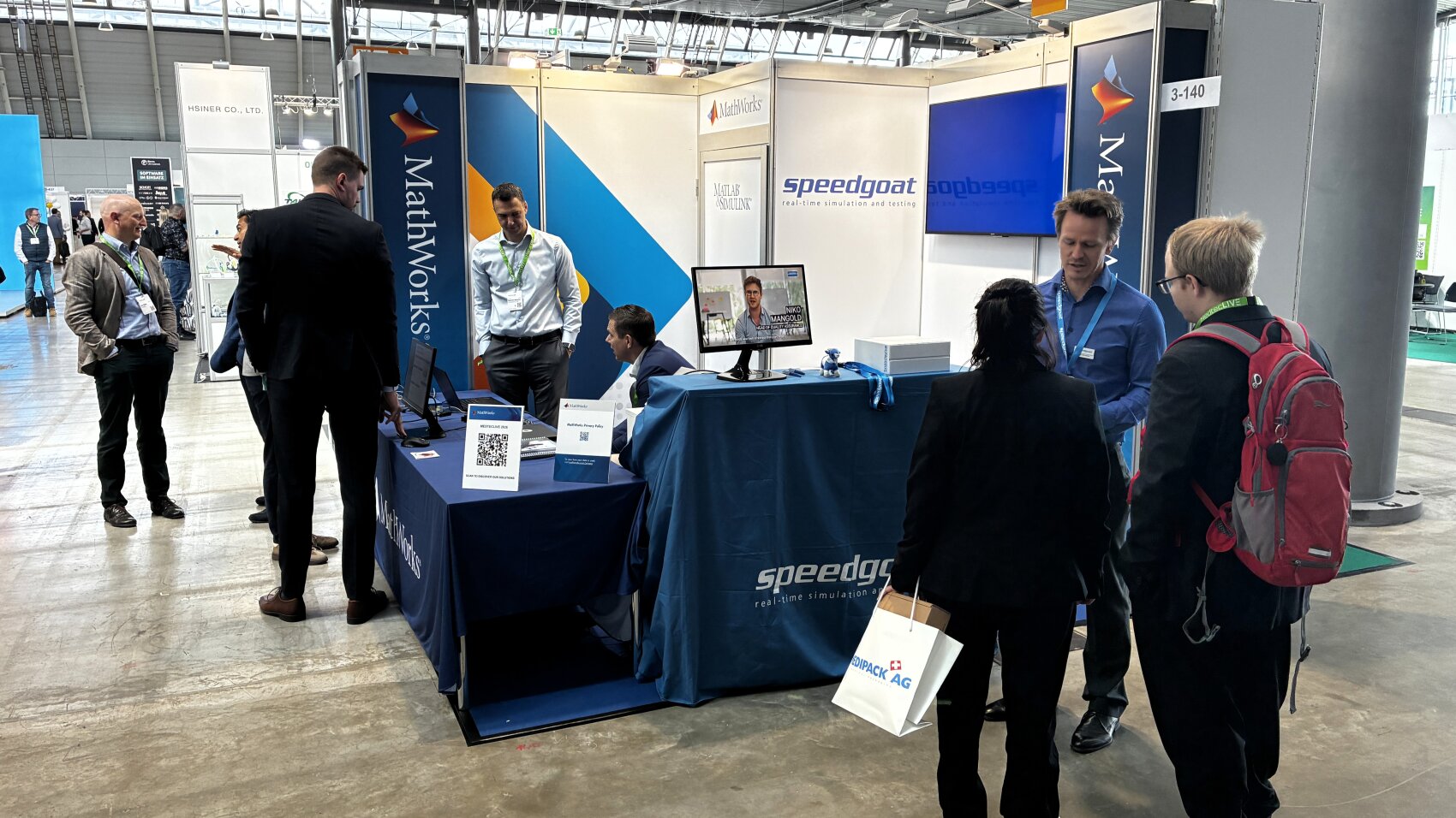 MathWorks & Speedgoat: Modellbasierte Entwicklung für Medizinprodukte  Von der EEG-Analyse bis zur Herzschrittmacher-Regelung in Echtzeit – MathWorks zeigte auf der MedtecLIVE 2026 gemeinsam mit seinem Schweizer Hardware-Partner Speedgoat, wie Matlab und Simulink den gesamten Entwicklungsprozess medizinischer Geräte abdecken: von der ersten Simulation bis zum zertifizierten Prototyp.  Drei Live-Demos am Stand  Im Mittelpunkt standen drei funktionsfähige Demonstratoren. Erstens ein zertifiziertes EEG-Analysegerät, das auf Speedgoat-Hardware läuft und Hirnsignale in Echtzeit verarbeitet. Zweitens eine Herzschrittmacher-Demo: Ein Patientenherz-Modell liefert kontinuierlich Signale, die ein Simulink-basierter Schrittmacher-Algorithmus analysiert – erkennt er eine Arrhythmie, triggert er automatisch ein Korrektivsignal. Die Echtzeit-Signalverarbeitung sowie das gesamte Regelungsmodell laufen dabei vollständig in Matlab/Simulink auf der Speedgoat-Zielplattform. Und drittens ein Deep-Learning-Demonstrator zur EKG-Klassifikation, bei dem Anwender eigene Herzrhythmusdaten einspielen und den KI-Algorithmus live testen können.  Simulation trifft zertifizierungsfähige Hardware  Dr. Visa Suomi, der mit seinem Team das erste Mal auf der MedtecLIVE ausstellte, erläuterte die Arbeitsteilung zwischen den Partnern: MathWorks liefere die Modellierungs-, Simulations- und Code-Generierungsumgebung; Speedgoat stellt die echtzeitfähige Embedded-Hardware bereit, auf der der automatisch aus Simulink generierte Code direkt lauffähig ist – ohne manuelle Portierung. Dieser Rapid-Prototyping-Ansatz verkürze laut Suomi den Weg vom validierten Modell zum Hardware-in-the-Loop-Test erheblich und unterstützt gleichzeitig die Dokumentationsanforderungen nach IEC 62304.