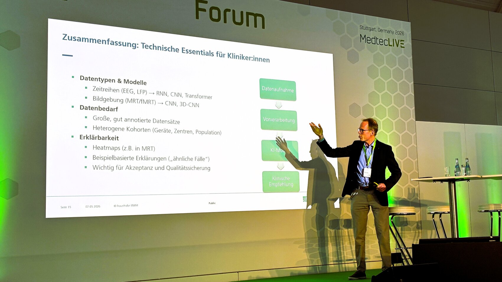 Prof. Michael Bortz vom Fraunhofer ITWM sagte: »KI ist nicht kausal.« Genau dieser Unterschied zwischen Kausalität und Korrelation sei im klinischen Kontext entscheidend.