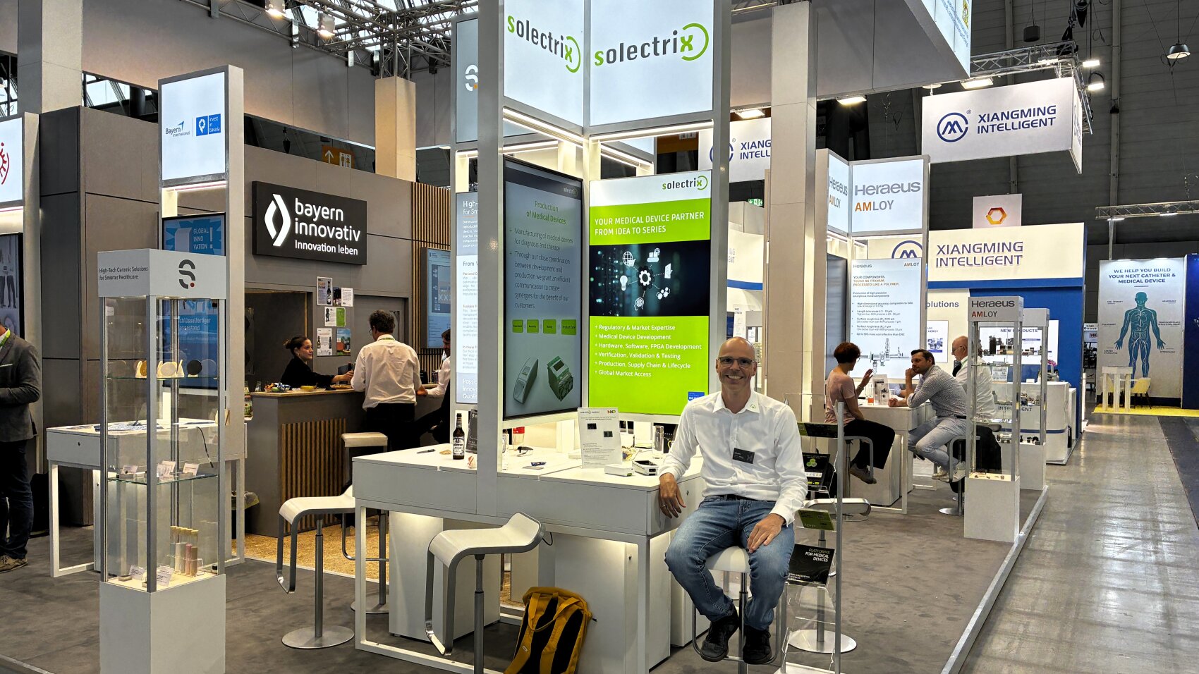 Solectrix: Kleinstes OSM-Modul für Medical Embedded-Systeme  Auf der MedtecLIVE 2026 zeigte der Fürther Embedded-Designspezialist Solectrix – der rund die Hälfte seines Geschäfts in der Medizintechnik macht – ein Highlight, das auf der Embedded World sein Debüt hatte: ein Open Standard Module (OSM) im Size-M-Format auf Basis des NXP i.MX 95 – nach eigenen Angaben das weltweit kleinste einsatzbereite OSM-Modul dieser Prozessorenklasse. Auf gerade einmal 30 × 45 mm vereint es bis zu sechs Prozessorkerne (Cortex-A55, M7, M33), eine NPU mit 8 eTOPS für KI-Inferenz am Edge sowie Schnittstellen wie PCIe Gen3, USB 3.0 und Dual-GbE – lötbar per BGA direkt aufs Carrier Board.  Plattformstrategie für Medizingeräte  Das Modul ist Baustein einer übergeordneten Entwicklungsstrategie: »Medizingerätehersteller haben oft eine Handvoll verschiedene Geräte auf dem Markt, die eine Schnittmenge gleicher Funktionen haben – User Management, Konnektivität, Patientendatenbankanbindung. Die fasst man in eine zentrale Elektronik zusammen, die man für verschiedene Produkte einsetzen kann«, erläutert Benedikt Appold, Leiter des Medical-Bereichs bei Solectrix. Rund die Hälfte der aktuellen Projekte entfalle auf tragbare Point-of-Care-Geräte: optische Teststreifenauswerter mit Kamera, Beleuchtungseinheit und bildauswertender KI, deren Ergebnis per WLAN in die Klinik-IT übertragen wird. Daneben entwickelt Solectrix zunehmend Steuer- und Sicherheitselektronik für chirurgische Robotiksysteme – mit präziser Motoransteuerung, funktionaler Sicherheit nach IEC 62304 und integrierter 2D/3D-Bildgebung zur intraoperativen Positionierung. Vollständige Board Support Packages für Linux und Android liefert das nach ISO 13485 zertifizierte Unternehmen dabei stets regulatorisch zugeschnitten mit.